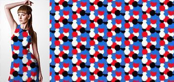 20036v Materiał ze wzorem kolorowe okrągłe elementy geometryczne (biały, niebieski, czerwony) nachodzące na siebie